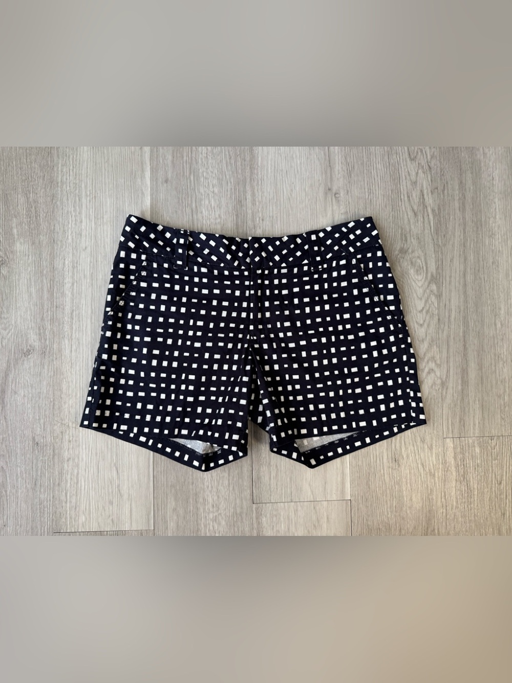 Tommy Hilfiger Women’s Navy And White Geometric Pattern Chino Shorts Size 4